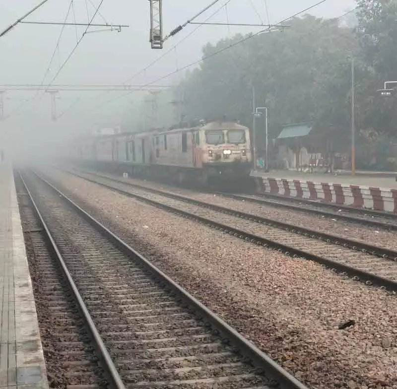 Ambala कोहरे से रेल यातायात प्रभावित, ट्रेनें 9 घंटे देरी से Ambala कोहरे से रेल यातायात प्रभावित, ट्रेनें 9 घंटे देरी से