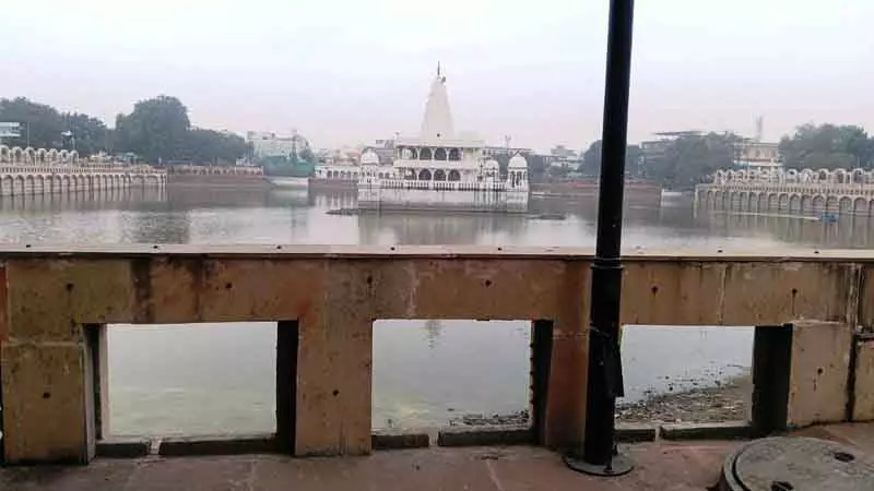 Hisar जींद के रानी तालाब में तालाब के चारों ओर टूटी ग्रिल से आने वालों को खतरा Hisar जींद के रानी तालाब में तालाब के चारों ओर टूटी ग्रिल से आने वालों को खतरा