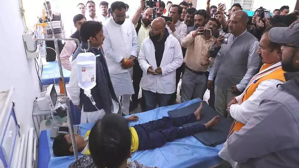 गिलियन-बैरे सिंड्रोम का प्रकोप; डिप्टी CM राजेंद्र शुक्ला ने मनासा का दौरा किया गिलियन-बैरे सिंड्रोम का प्रकोप; डिप्टी CM राजेंद्र शुक्ला ने मनासा का दौरा किया