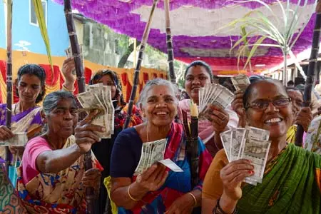 तमिलनाडु में 97 प्रतिशत राशन कार्डधारकों को मिला पोंगल गिफ्ट तमिलनाडु में 97 प्रतिशत राशन कार्डधारकों को मिला पोंगल गिफ्ट