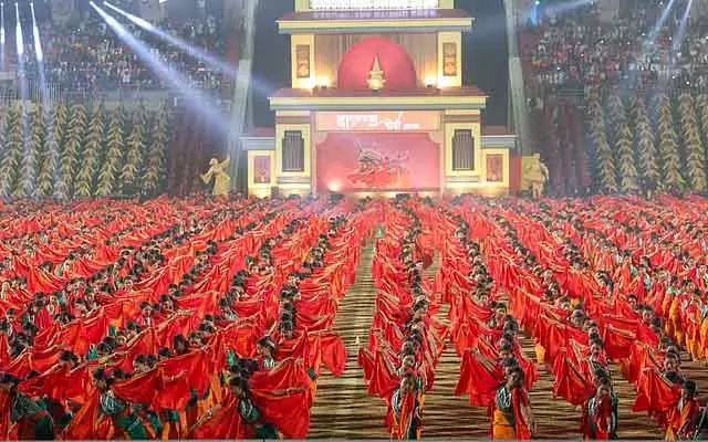 Guwahati में 10,000 बोडो डांसर्स का रिकॉर्ड बटरफ्लाई डांस परफॉर्मेंस देखें - वीडियो Guwahati में 10,000 बोडो डांसर्स का रिकॉर्ड बटरफ्लाई डांस परफॉर्मेंस देखें - वीडियो
