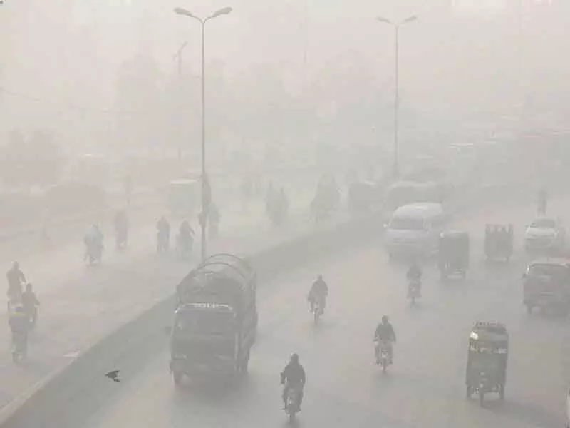 Pakistan के पंजाब में स्मॉग से हवा की क्वालिटी बहुत खराब हुई Pakistan के पंजाब में स्मॉग से हवा की क्वालिटी बहुत खराब हुई