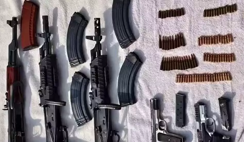भारत-पाकिस्तान बॉर्डर पर AK-47 समेत बंदूकें मिली भारत-पाकिस्तान बॉर्डर पर AK-47 समेत बंदूकें मिली