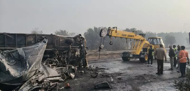 Kundli-मानेसर-पलवल एक्सप्रेसवे पर कई गाड़ियों की टक्कर से आग लगने से 2 लोगों की मौत Kundli-मानेसर-पलवल एक्सप्रेसवे पर कई गाड़ियों की टक्कर से आग लगने से 2 लोगों की मौत