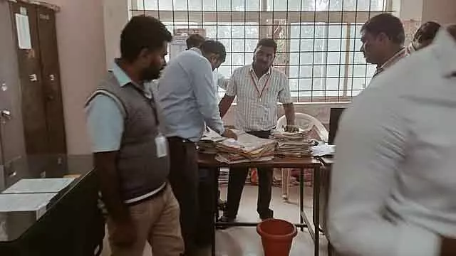 Karnataka : फर्जी दस्तावेज बनाकर सरकारी जमीन हड़पने का मामला 6 अधिकारी सस्पेंड Karnataka : फर्जी दस्तावेज बनाकर सरकारी जमीन हड़पने का मामला 6 अधिकारी सस्पेंड