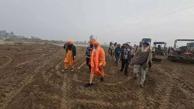 MP Seechewal ने बाढ़ प्रभावित बाऊपुरा मंडी में ज़मीन समतल करने का काम शुरू किया MP Seechewal ने बाढ़ प्रभावित बाऊपुरा मंडी में ज़मीन समतल करने का काम शुरू किया
