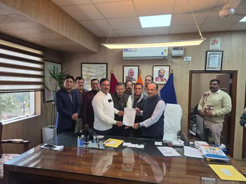 Sirsa के सरकारी स्कूलों के डेलीगेशन ने शिक्षा बोर्ड के सामने एग्जाम से जुड़े मुद्दे उठाए Sirsa के सरकारी स्कूलों के डेलीगेशन ने शिक्षा बोर्ड के सामने एग्जाम से जुड़े मुद्दे उठाए