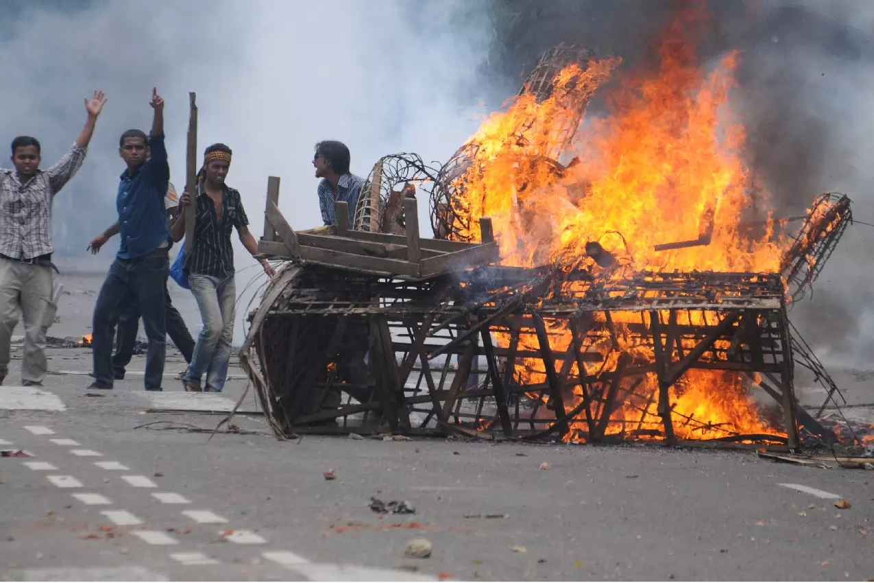 Bangladesh के राजनीतिक हालात के बीच भारतीय छात्रों में बढ़ी चिंता Bangladesh के राजनीतिक हालात के बीच भारतीय छात्रों में बढ़ी चिंता