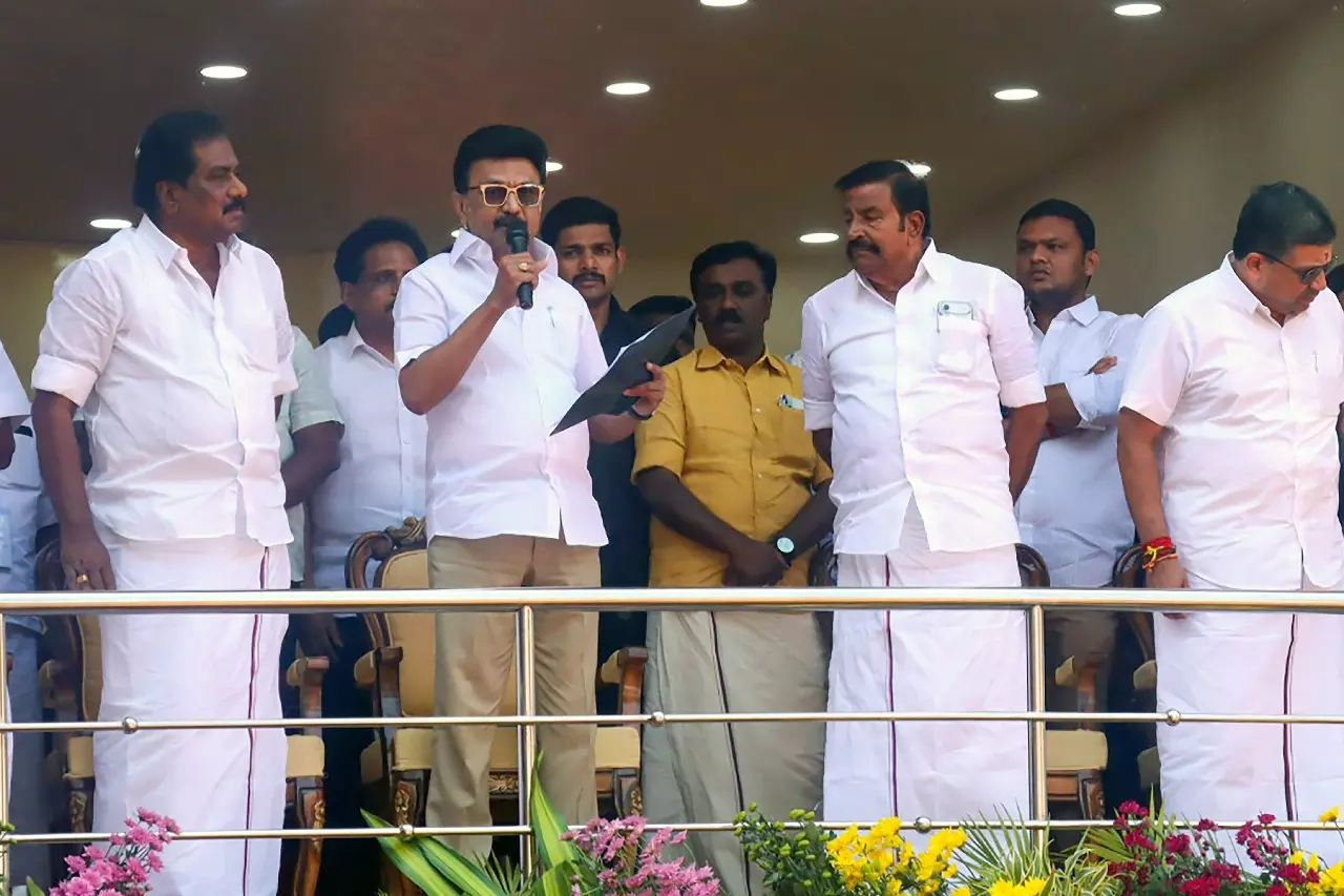 Chennai: जल्लीकट्टू को बढ़ावा, अलंगनल्लूर में वेटेरिनरी सेंटर खोलने का फैसला Chennai: जल्लीकट्टू को बढ़ावा, अलंगनल्लूर में वेटेरिनरी सेंटर खोलने का फैसला