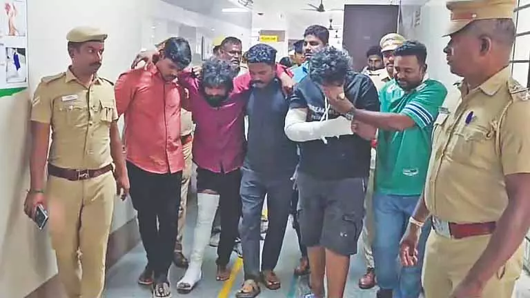 Tiruvallur: रोड रेज में दो लोगों की पीट-पीटकर हत्या, चार गिरफ्तार Tiruvallur: रोड रेज में दो लोगों की पीट-पीटकर हत्या, चार गिरफ्तार