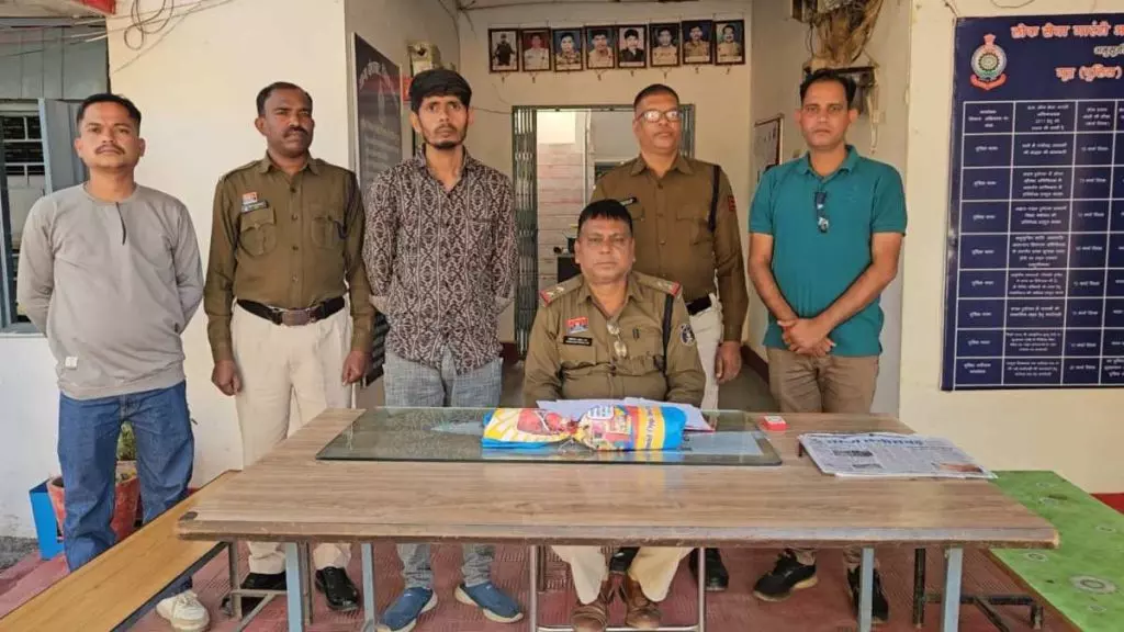 स्कूल से सटे मकान में पुलिस की रेड, 12 लाख का नशीली कैप्सूल जब्त स्कूल से सटे मकान में पुलिस की रेड, 12 लाख का नशीली कैप्सूल जब्त