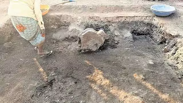 Lakkundi में खुदाई जारी: प्राचीन शिव लिंग मिला Lakkundi में खुदाई जारी: प्राचीन शिव लिंग मिला
