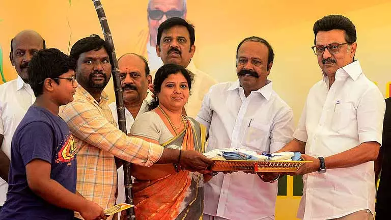 Tamil Nadu के 97 प्रतिशत राशन कार्ड धारकों को पोंगल उपहार मिले Tamil Nadu के 97 प्रतिशत राशन कार्ड धारकों को पोंगल उपहार मिले