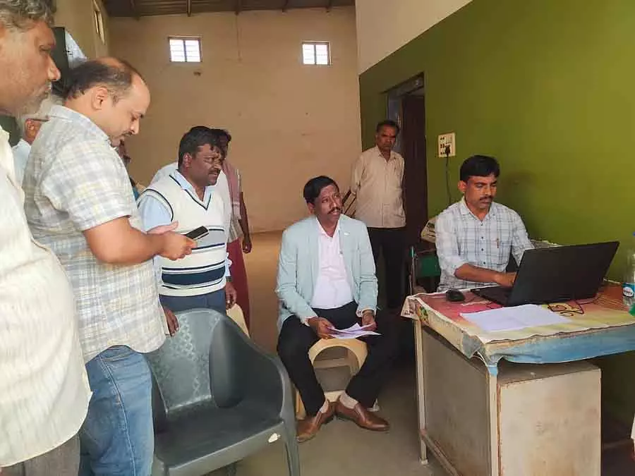 MIS क्रय केंद्र: जिला कलेक्टर ने किया दौरा MIS क्रय केंद्र: जिला कलेक्टर ने किया दौरा