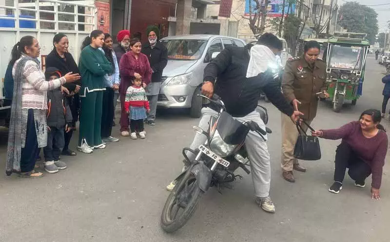 Malerkotla police ने महिलाओं को स्नैचिंग की कोशिशों को नाकाम करने की ट्रेनिंग दी Malerkotla police ने महिलाओं को स्नैचिंग की कोशिशों को नाकाम करने की ट्रेनिंग दी