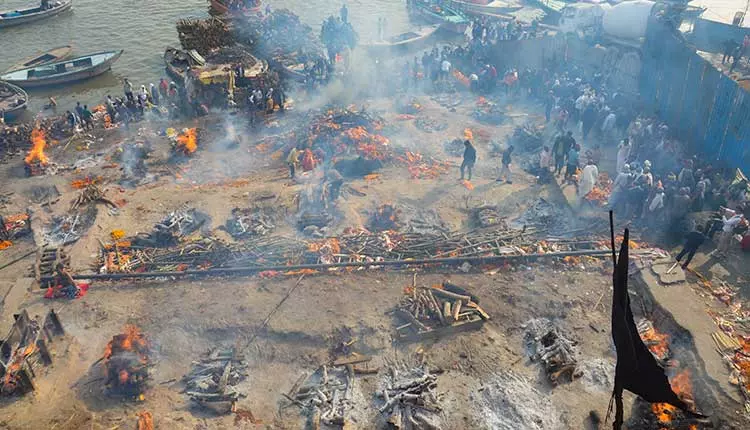 Manikarnika Ghat पर AI इमेज विवाद, वाराणसी में आठ FIR दर्ज Manikarnika Ghat पर AI इमेज विवाद, वाराणसी में आठ FIR दर्ज
