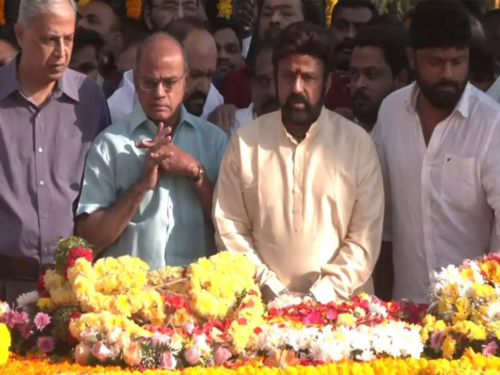 N.T. Rama Rao की 30वीं पुण्यतिथि पर नंदामुरी बालकृष्ण ने दी श्रद्धांजलि N.T. Rama Rao की 30वीं पुण्यतिथि पर नंदामुरी बालकृष्ण ने दी श्रद्धांजलि