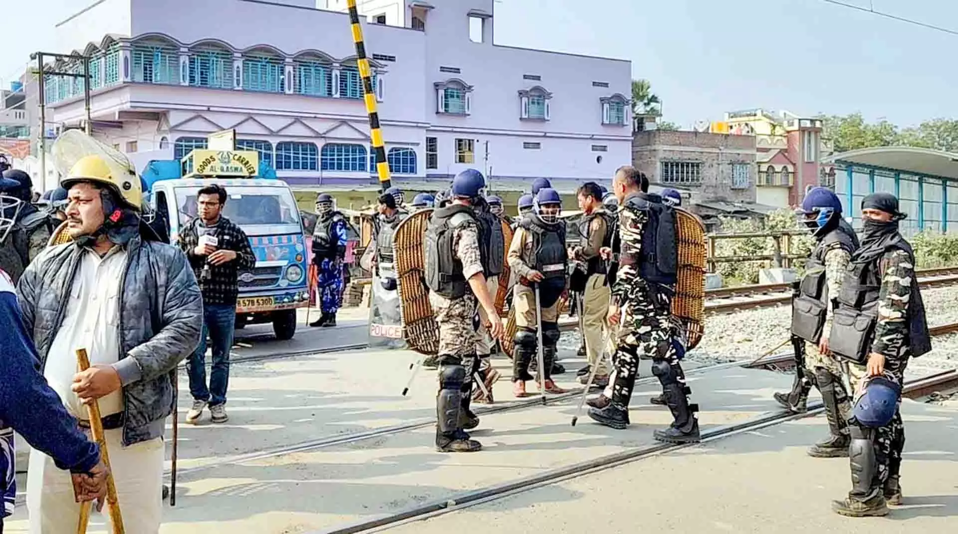 Bengal के बेलडांगा में हालात तनावपूर्ण, यातायात प्रभावित Bengal के बेलडांगा में हालात तनावपूर्ण, यातायात प्रभावित