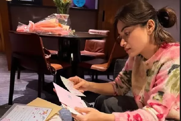 Rashmika Mandanna को जापान दौरे के दौरान चिट्ठियों और तोहफ़ों की बाढ़ आ गई Rashmika Mandanna को जापान दौरे के दौरान चिट्ठियों और तोहफ़ों की बाढ़ आ गई