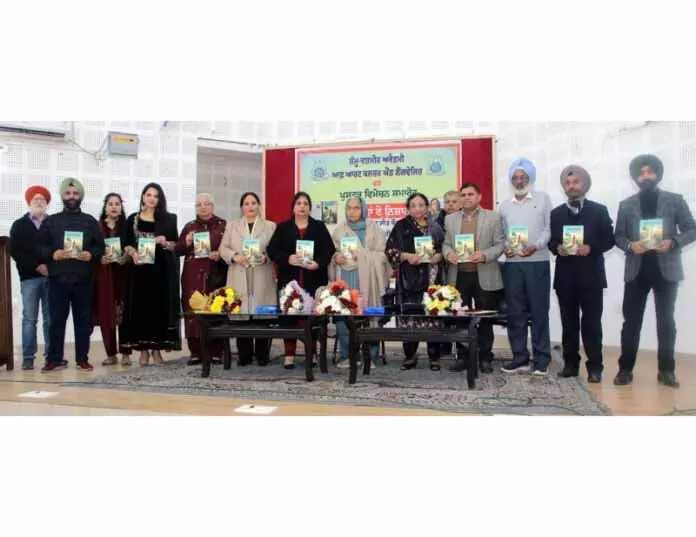 JAMMU: पंजाबी लघु कहानी संग्रह ‘कदमा दे निशान’ का विमोचन JAMMU: पंजाबी लघु कहानी संग्रह ‘कदमा दे निशान’ का विमोचन