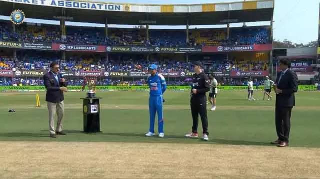 Virat Kohli की सेंचुरी पर नज़र, भारत ने टॉस जीतकर न्यूज़ीलैंड के खिलाफ़ बॉलिंग का फ़ैसला किया Virat Kohli की सेंचुरी पर नज़र, भारत ने टॉस जीतकर न्यूज़ीलैंड के खिलाफ़ बॉलिंग का फ़ैसला किया
