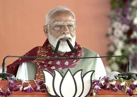 बंगाल की जनता से शत्रुता निभा रही हैं ममता बनर्जी, सिंगूर में TMC पर गरजे पीएम मोदी बंगाल की जनता से शत्रुता निभा रही हैं ममता बनर्जी, सिंगूर में TMC पर गरजे पीएम मोदी