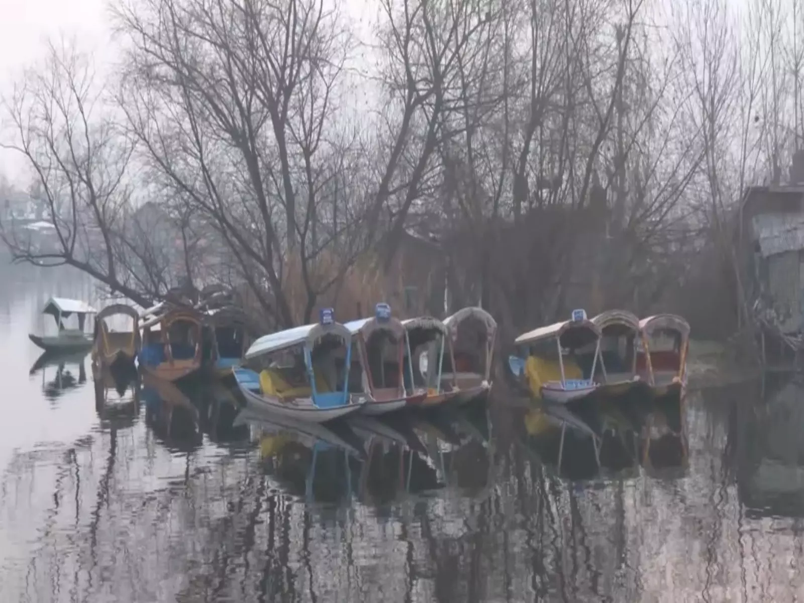 Kashmir में शीतलहर जारी, श्रीनगर में न्यूनतम तापमान -4.7°C Kashmir में शीतलहर जारी, श्रीनगर में न्यूनतम तापमान -4.7°C
