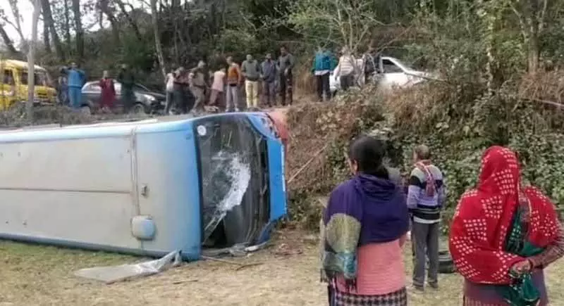 Sarkaghat के पास बस सड़क से फिसली, 7 लोग घायल Sarkaghat के पास बस सड़क से फिसली, 7 लोग घायल