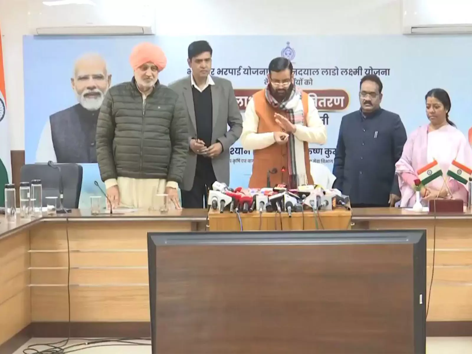 हरियाणा के CM ने दीन दयाल लाडो लक्ष्मी योजना के तहत महिला लाभार्थियों को 181 करोड़ रुपये हस्तांतरित किए हरियाणा के CM ने दीन दयाल लाडो लक्ष्मी योजना के तहत महिला लाभार्थियों को 181 करोड़ रुपये हस्तांतरित किए
