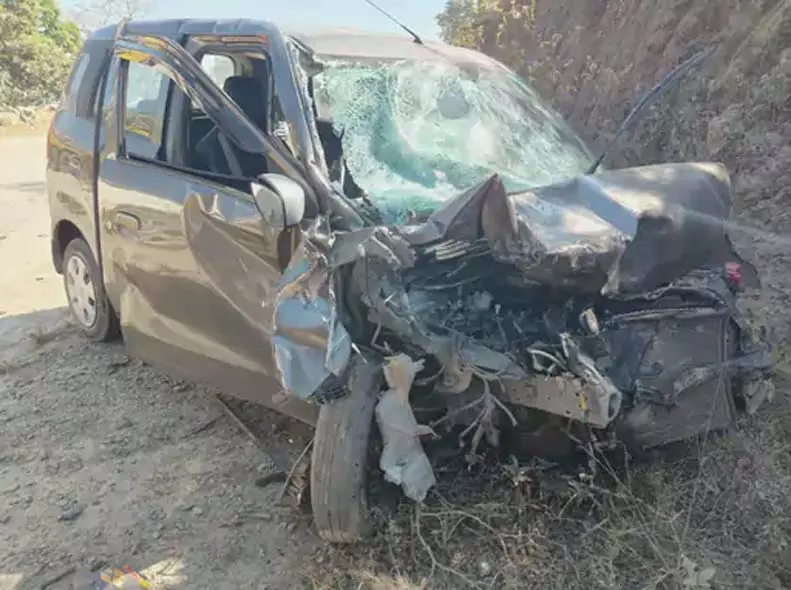 सड़क हादसा: एनएच-43 पर ट्रक-कार की आमने-सामने टक्कर, युवक गंभीर सड़क हादसा: एनएच-43 पर ट्रक-कार की आमने-सामने टक्कर, युवक गंभीर