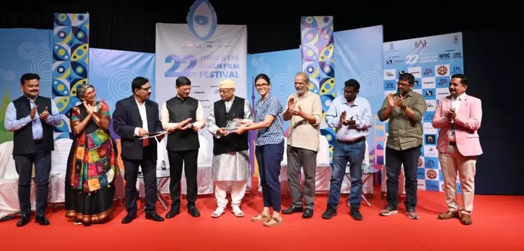 Tribeni राय ने 22वें थर्ड आई एशियन फिल्म फेस्टिवल में डॉ. वी. शांताराम डेब्यू डायरेक्टर अवॉर्ड जीता Tribeni राय ने 22वें थर्ड आई एशियन फिल्म फेस्टिवल में डॉ. वी. शांताराम डेब्यू डायरेक्टर अवॉर्ड जीता