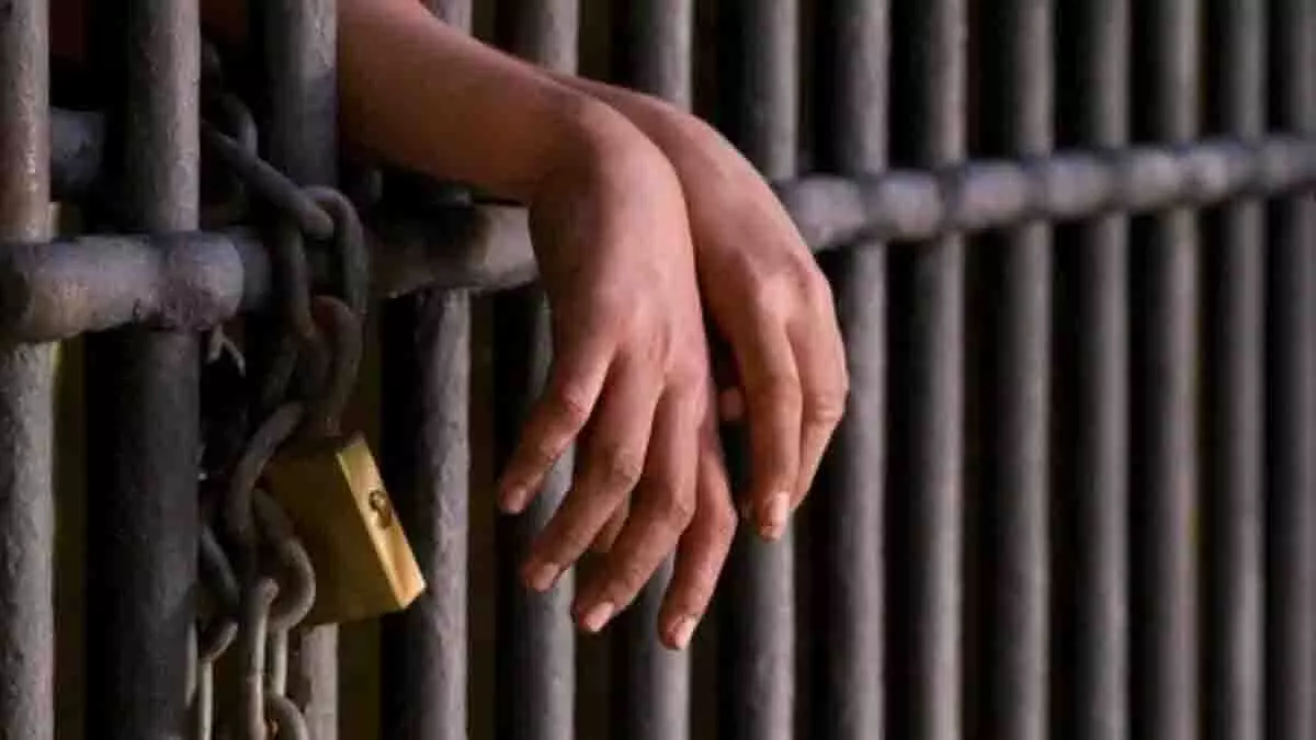 स्कूली छात्रा से अपराध का मामला, UP में आरोपी पुलिस गिरफ्त में स्कूली छात्रा से अपराध का मामला, UP में आरोपी पुलिस गिरफ्त में