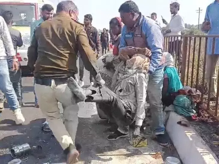 BREAKING: तेज रफ्तार कार ने मजदूरों को कुचला, दो महिलाओं की मौत दर्जनों घायल BREAKING: तेज रफ्तार कार ने मजदूरों को कुचला, दो महिलाओं की मौत दर्जनों घायल