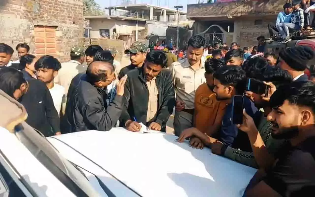 Odisha में पशु माफिया के घर पर पुलिस रेड के दौरान तनाव फैल गया Odisha में पशु माफिया के घर पर पुलिस रेड के दौरान तनाव फैल गया