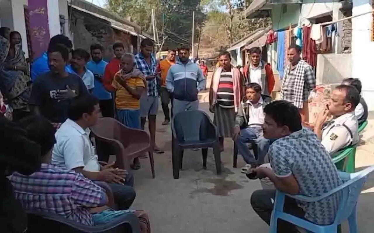 तेज रफ्तार ट्रक ने एक आदमी को कुचला, स्थानीय लोगों ने खोरधा-बोलंगीर NH को जाम किया तेज रफ्तार ट्रक ने एक आदमी को कुचला, स्थानीय लोगों ने खोरधा-बोलंगीर NH को जाम किया