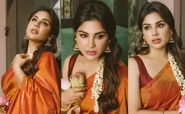 Sanyuktha Menon का देसी अवतार: नारंगी साड़ी और मॉडर्न टच ने जीता फैंस का दिल Sanyuktha Menon का देसी अवतार: नारंगी साड़ी और मॉडर्न टच ने जीता फैंस का दिल