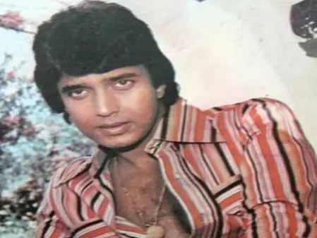 जब तुर्की से आई फैन ने मिथुन के सामने रखी शादी की डिमांड, अभिनेता ने रिंग पहनाकर छुड़ाया पीछा जब तुर्की से आई फैन ने मिथुन के सामने रखी शादी की डिमांड, अभिनेता ने रिंग पहनाकर छुड़ाया पीछा