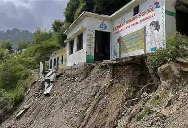 Dehradun: 78 जर्जर स्कूल भवनों को गिराने के लिए 1 करोड़ रुपये मंज़ूर किए गए Dehradun: 78 जर्जर स्कूल भवनों को गिराने के लिए 1 करोड़ रुपये मंज़ूर किए गए