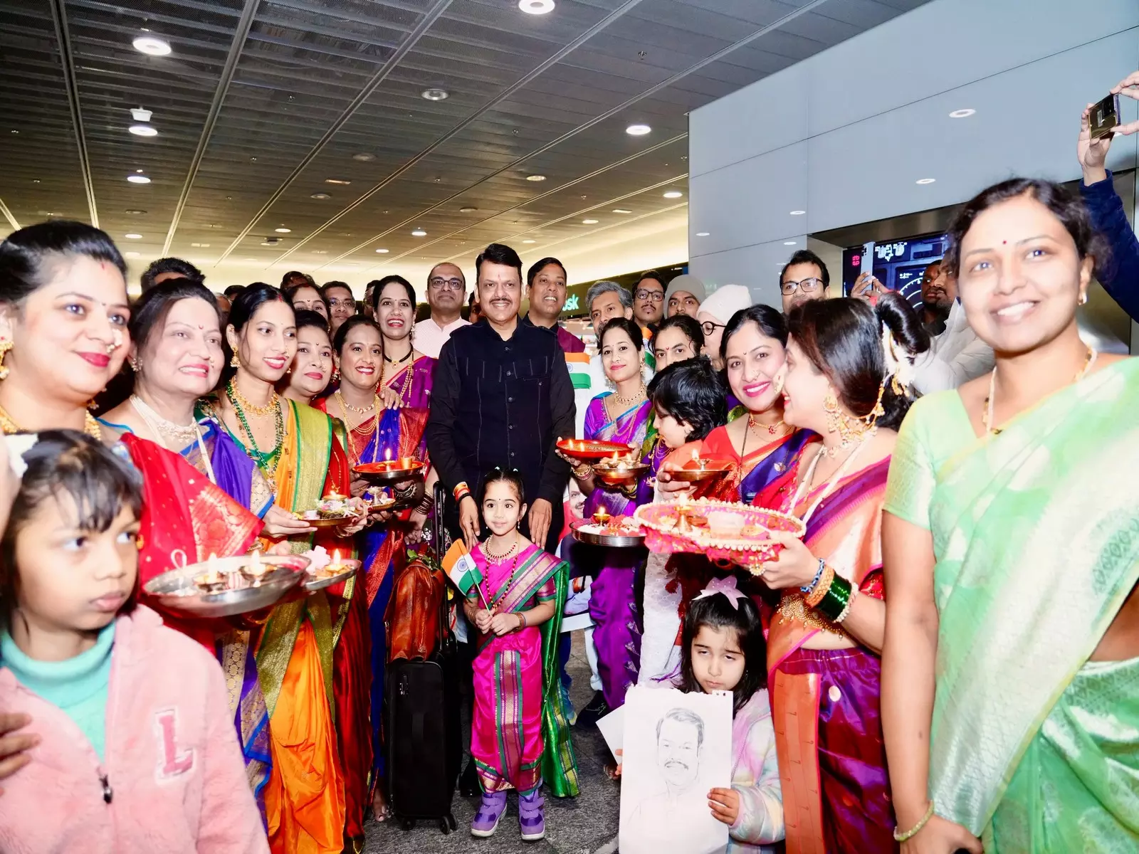 Fadnavis का ज्यूरिख हवाई अड्डे पर भव्य स्वागत Fadnavis का ज्यूरिख हवाई अड्डे पर भव्य स्वागत
