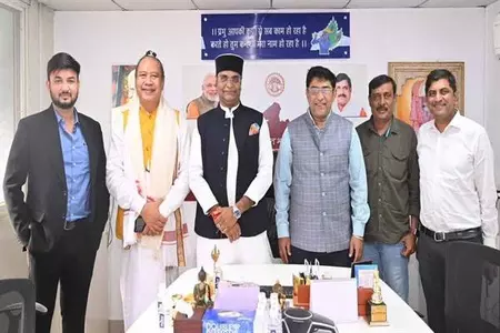 मध्य प्रदेश: पद्मश्री अगुस इंद्रा उदायना ने मंत्री विश्वास कैलाश सारंग से की भेंट मध्य प्रदेश: पद्मश्री अगुस इंद्रा उदायना ने मंत्री विश्वास कैलाश सारंग से की भेंट