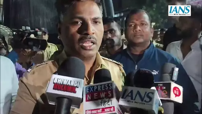 भिवंडी में चुनावी झड़प के बाद पुलिस ने किया लाठीचार्ज, हालात सामान्य भिवंडी में चुनावी झड़प के बाद पुलिस ने किया लाठीचार्ज, हालात सामान्य