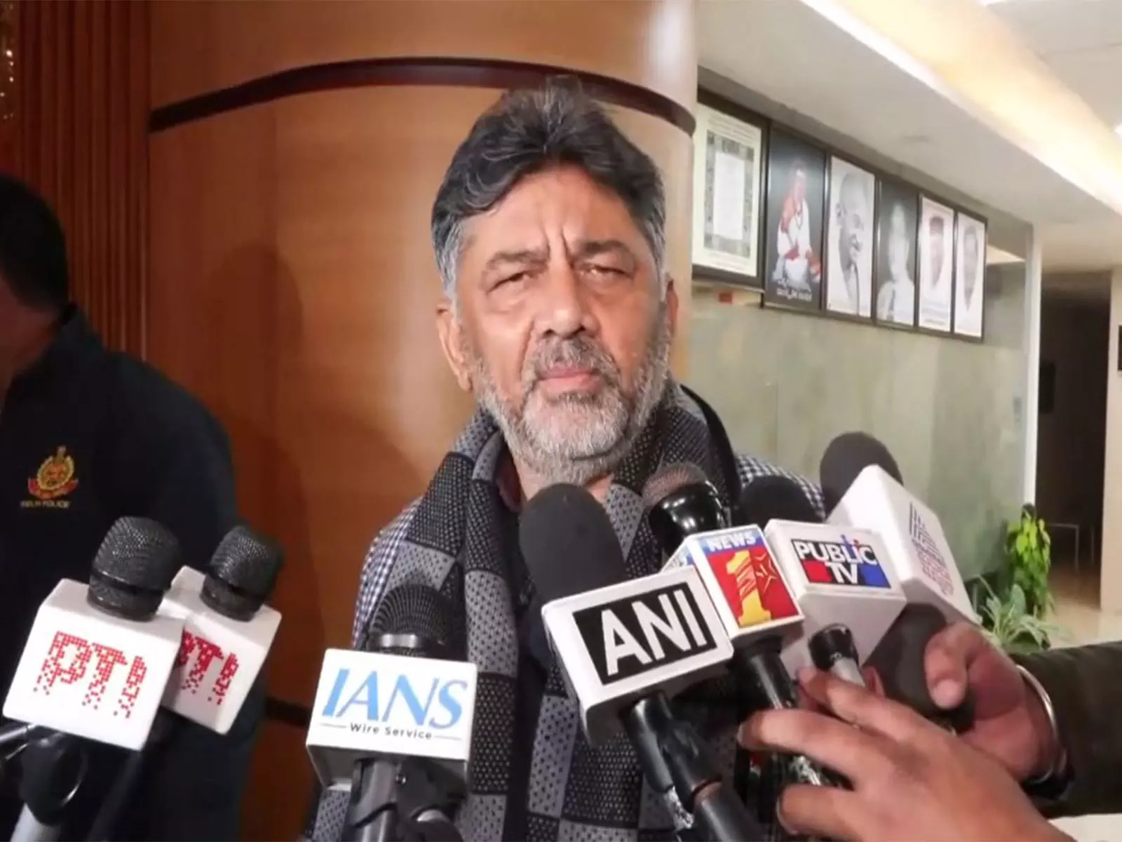 27 तारीख को, हम BJP कार्यालय या राजभवन का घेराव करेंगे: MGNREGA विरोध पर DK शिवकुमार 27 तारीख को, हम BJP कार्यालय या राजभवन का घेराव करेंगे: MGNREGA विरोध पर DK शिवकुमार