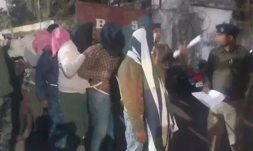 मानव तस्करों से 12 बच्चे छुड़ाए गए, बड़े गिरोह का पर्दाफाश मानव तस्करों से 12 बच्चे छुड़ाए गए, बड़े गिरोह का पर्दाफाश