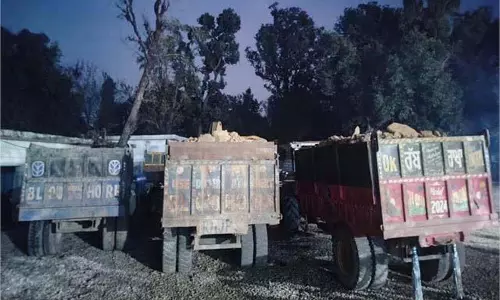 Himachal Pradesh: अवैध खनन अभियान के दौरान छह ट्रैक्टर और जेसीबी जब्त Himachal Pradesh: अवैध खनन अभियान के दौरान छह ट्रैक्टर और जेसीबी जब्त