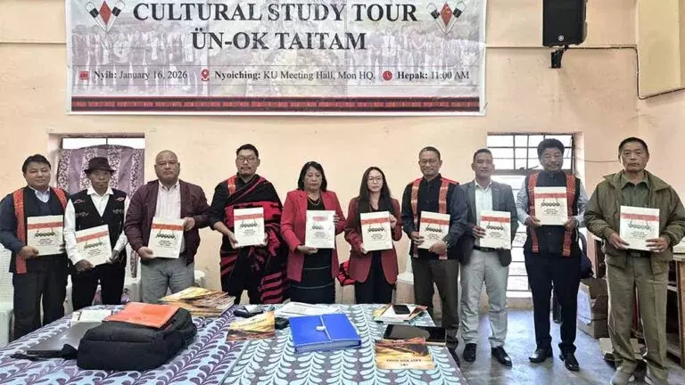 Nagaland: कोंयाक संघ ने पारंपरिक पोशाक की किताब समर्पित की Nagaland: कोंयाक संघ ने पारंपरिक पोशाक की किताब समर्पित की