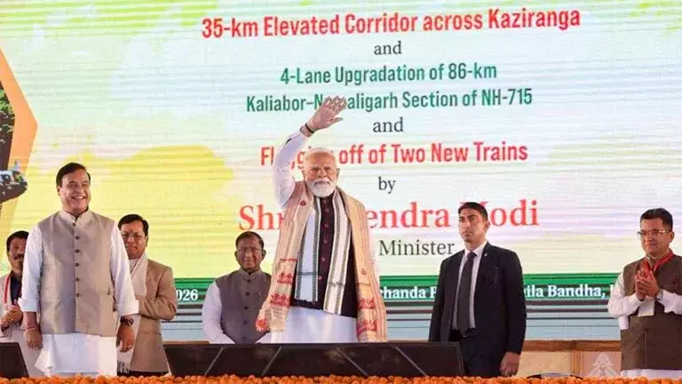 कांग्रेस ने वोट के लिए असम की ज़मीन घुसपैठियों को सौंप दी: Modi कांग्रेस ने वोट के लिए असम की ज़मीन घुसपैठियों को सौंप दी: Modi
