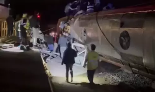 ट्रेनों की टक्कर हुई, 21 यात्रियों की मौत