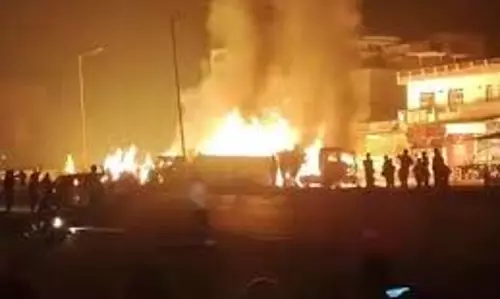 Rajasthan: केमिकल से भरे टैंकर और ट्रेलर की टक्कर के बाद लगी भीषण आग Rajasthan: केमिकल से भरे टैंकर और ट्रेलर की टक्कर के बाद लगी भीषण आग