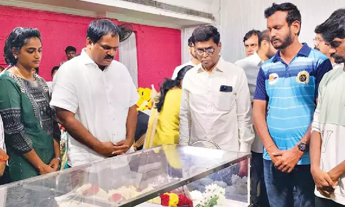 Andhra: सर्जन आदिनारायण राव के प्रति संवेदनाएं प्रकट हो रही हैं Andhra: सर्जन आदिनारायण राव के प्रति संवेदनाएं प्रकट हो रही हैं