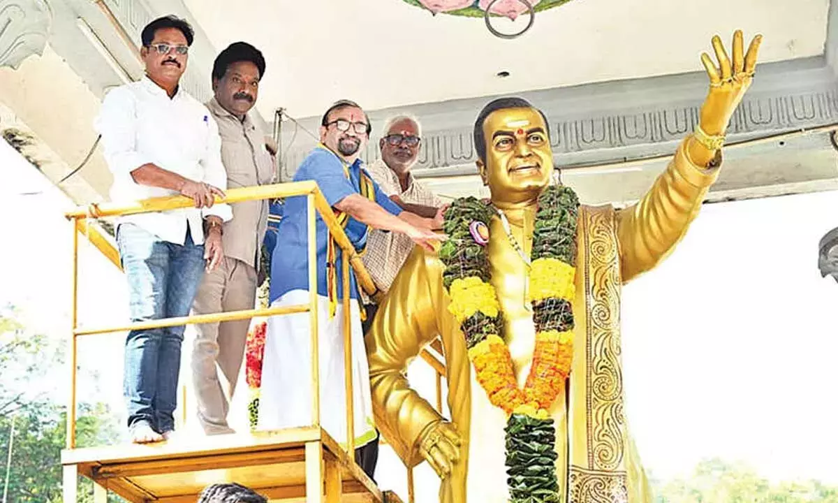 TDP संस्थापक की पुण्यतिथि पर उन्हें श्रद्धांजलि दी जा रही है